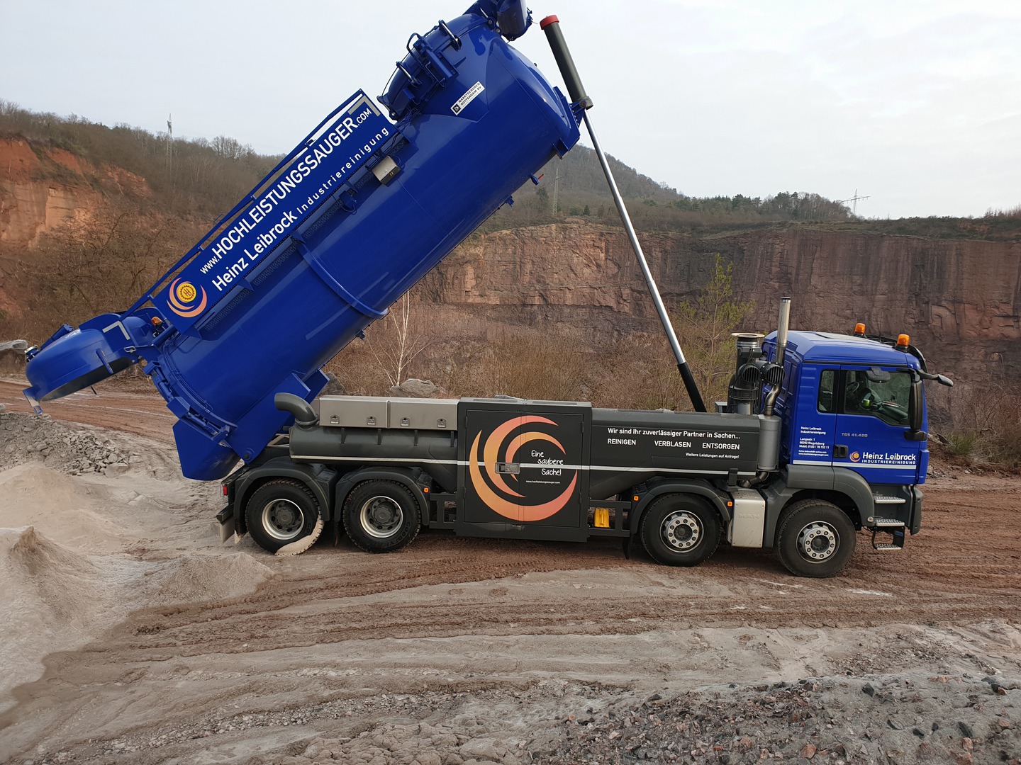 Kessel des Saugfahrzeugs hydraulisch angehoben, Heckdeckel offen